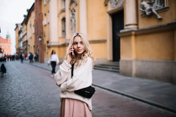 Charmante Jonge Moderne Blonde Vrouw Casual Outfit Met Zwarte Riem — Stockfoto