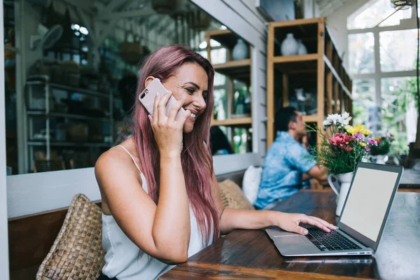 Sidovy Glad Vuxen Dam Med Färgat Rosa Hår Talar Smartphone — Stockfoto