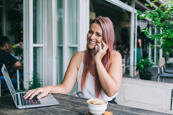 Snygg Toothy Leende Kvinna Med Lång Rosa Hår Bär Vit — Stockfoto