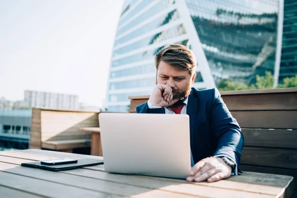 Ejecutivo Barbudo Hombre Reflexivo Ropa Formal Utilizando Portátil Para Trabajo — Foto de Stock