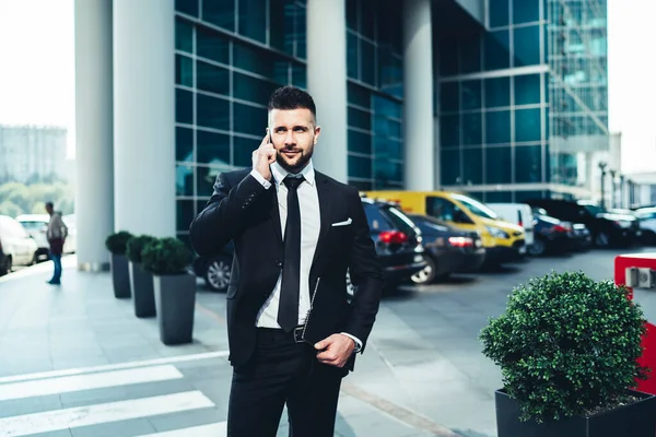 Erfolgreicher Eleganter Mann Schwarzen Anzug Mit Notizblock Und Smartphone Zur — Stockfoto