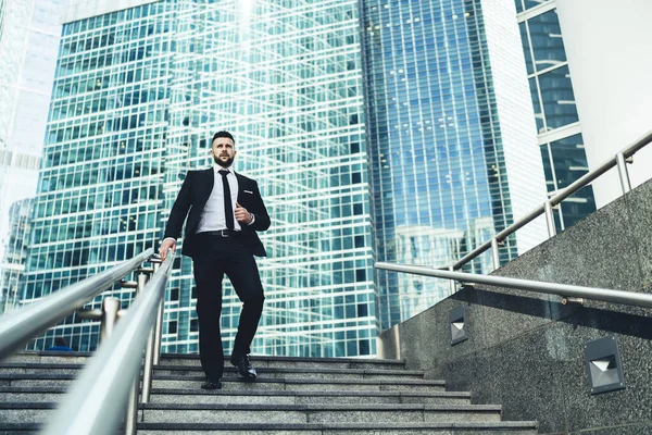 Empresário Ocupado Vestindo Terno Descendo Escadas Com Pressa Segurando Corrimão — Fotografia de Stock