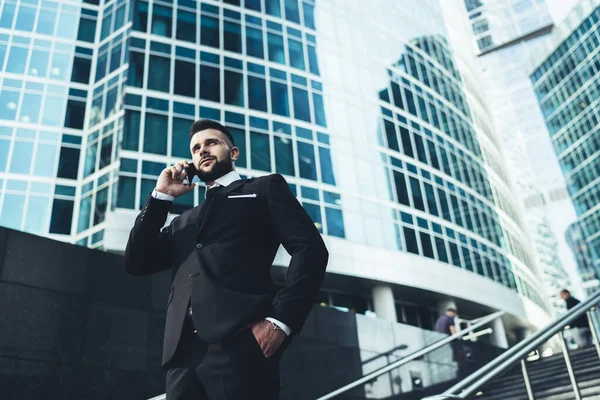 Vážný Zamyšlený Muž Obleku Mluvit Telefonu Zatímco Stojí Schodech Pozadí — Stock fotografie