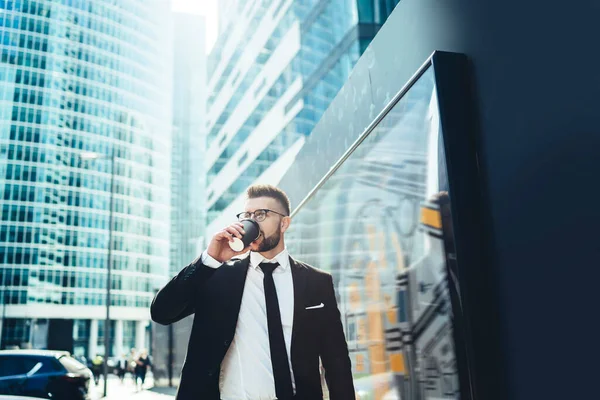成功的年轻男性创业者 穿着时髦的正式服装 戴着眼镜 享受着咖啡 在市中心阳光明媚的早晨 — 图库照片