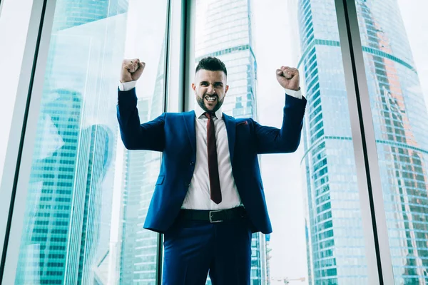 Confiado Chico Ampliamente Sonriente Con Los Brazos Celebración Formal Suceso — Foto de Stock