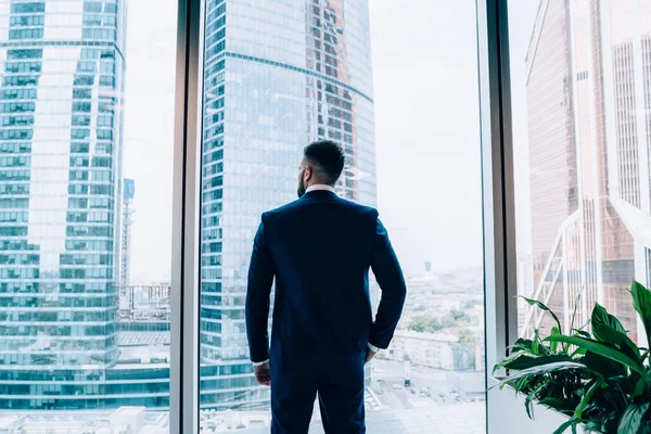 Rückansicht Eines Selbstbewussten Geschäftsmannes Anzug Der Sich Moderne Wolkenkratzer Der — Stockfoto