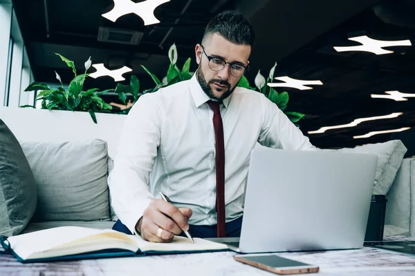 Focado Jovem Macho Desgaste Formal Óculos Verificando Ideias Usando Laptop — Fotografia de Stock