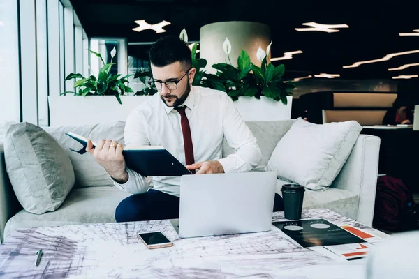 Bonito Jovem Roupas Formais Óculos Tomando Café Relaxante Trabalho Olhando — Fotografia de Stock