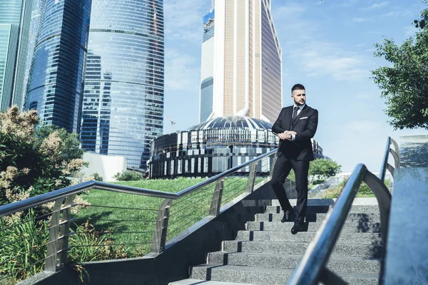 Selbstbewusster Nachdenklicher Geschäftsmann Anzug Geht Die Treppe Hinunter Und Trägt — Stockfoto