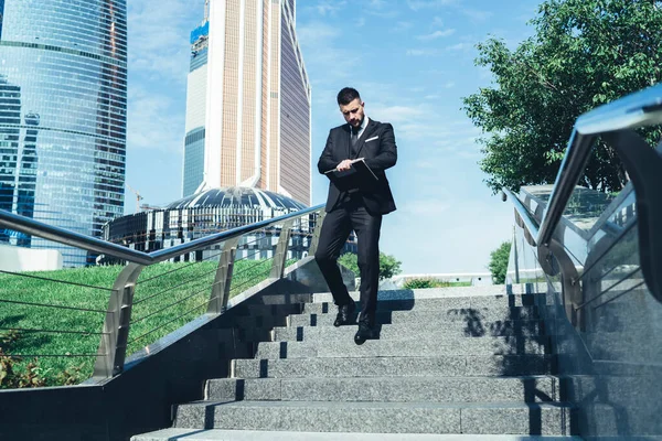Empresário Terno Formal Descendo Escadas Rua Moderno Centro Negócios Verificando — Fotografia de Stock