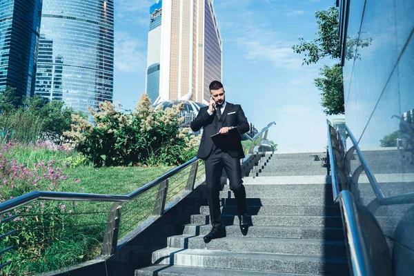 Элегантный Стильный Мужчина Черном Костюме Спускается Лестнице Разговаривая Мобильному Телефону — стоковое фото