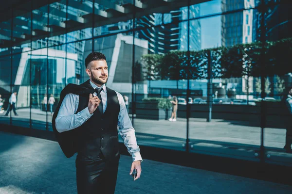 Homem Executivo Satisfeito Confiante Roupas Formais Com Jaqueta Sobre Ombro — Fotografia de Stock