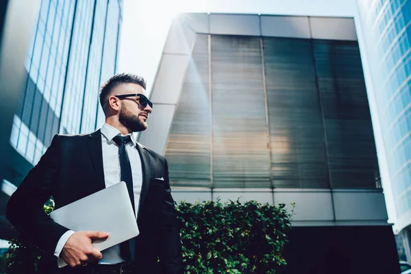 Desde Abajo Confiado Oficinista Complacido Gafas Sol Ropa Formal Con — Foto de Stock