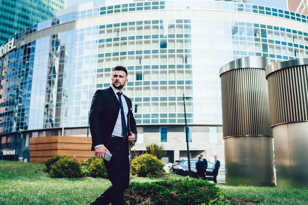 Empleado Masculino Respetable Concentrado Traje Formal Con Teléfono Caminando Distrito — Foto de Stock