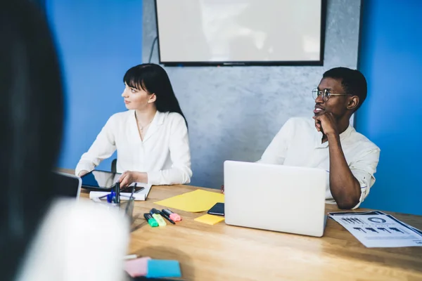 Multiraciale Collega Zitten Aan Vergadertafel Met Documenten Laptop Tegen Monitor — Stockfoto