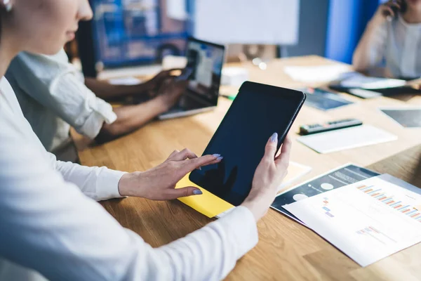 Elegante Frau Weißer Bluse Mit Maniküre Tablet Schreibtisch Büro — Stockfoto