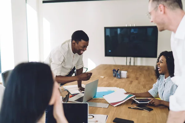 Positieve Opstarten Multi Etnische Groep Plezier Hebben Conferentieruimte Verzamelen Rond — Stockfoto