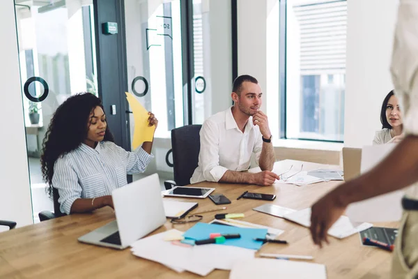 Équipe Multiraciale Employés Bureau Respectables Confiants Assis Devant Table Avec — Photo