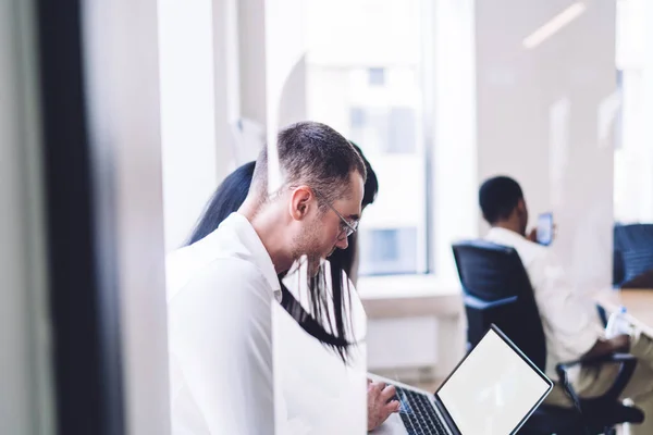 Side View Focused Man Woman Formal Clothes Standing Modern Office — Stock Photo, Image