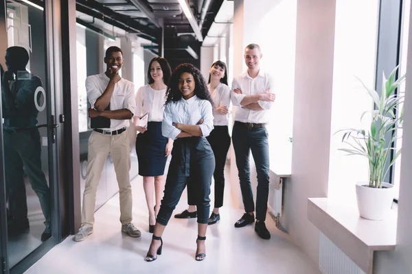 Multiracial Joven Alegre Sonriente Gente Negocios Contenido Pie Con Confianza — Foto de Stock