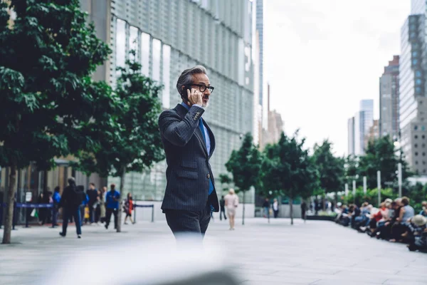 Mediana Edad Pelo Gris Ocupado Hombre Serio Traje Oficial Gafas — Foto de Stock