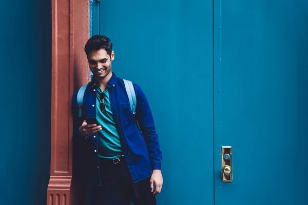 Jovem Moderno Camisa Jeans Contra Parede Azul Rua Rindo Usar — Fotografia de Stock