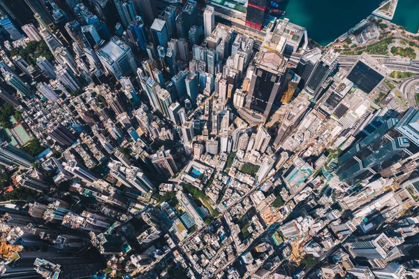 香港現代高層ビル街のドローンからの空中風景パノラマビュー 企業や金融企業の建物と都市のダウンタウンのトップビュー 都市インフラ — ストック写真
