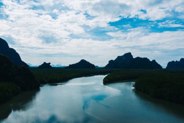 Mangrov ormanlarının, nehir kanallarının ve dağların hava manzarası. Tayland 'daki Ao Phang Nga Körfezi Ulusal Parkı' ndaki tropikal su ormanlarının güzel panoramik doğa manzarası kuşbakışı.