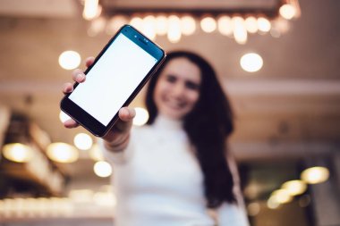 İnternet reklamları için fotokopi alanı olan modern boş akıllı telefon cihazına seçici odaklanma, dokunmatik ekranlı pda teknolojisi gösteren kadın milenyumu, telefon etmek için avuç içi aygıtı