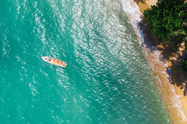 Luchtfoto Landschap Van Pittoreske Kustlijn Met Turquoise Watergolven Groene Tropische — Stockfoto