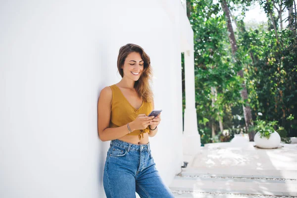 Mulher Encaracolado Surfar Telefone Celular Mãos Com Sorriso Encantador Encostado — Fotografia de Stock