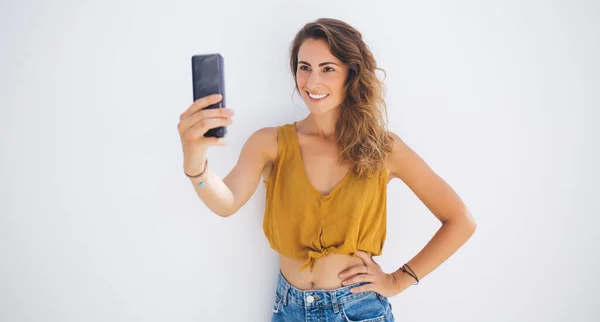 Giocoso Ottimista Giovane Donna Con Sorriso Radioso Crop Top Piedi — Foto Stock