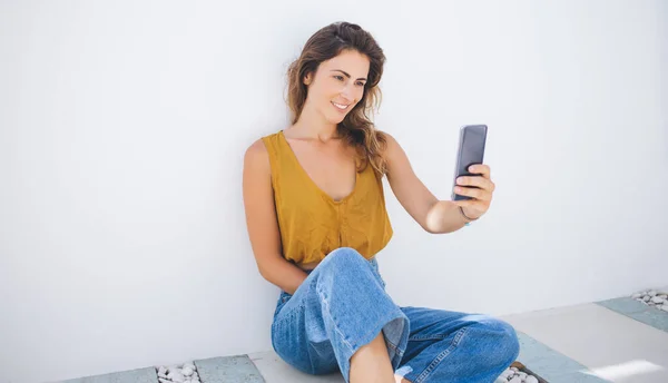 Mulher Alegre Atraente Roupas Casuais Com Cabelo Castanho Sentado Chão — Fotografia de Stock