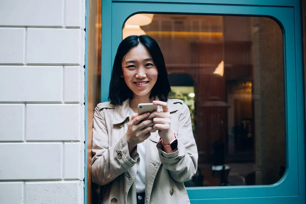 Innehåll Trendig Casual Ung Asiatisk Kvinna Trendig Rock Med Hjälp — Stockfoto