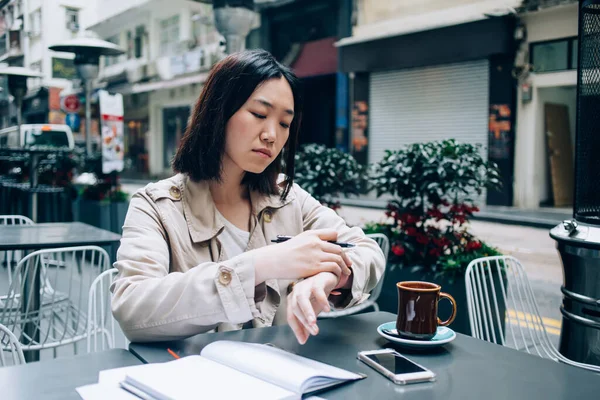 Preoccupato Casuale Alla Moda Giovane Donna Asiatica Annotando Ordine Del — Foto Stock