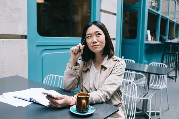 Pensiv Kort Hår Asiatisk Kvinna Bär Beige Regnrock Sitter Gatan — Stockfoto