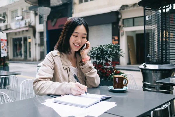 Aziatisch Vrolijke Vrouwelijke Freelance Zitten Aan Tafel Straat Cafe Spreken — Stockfoto
