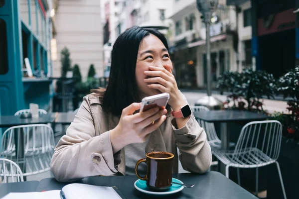 Glad Asiatisk Kvinna Casual Kläder Med Smartphone Skrattar Stänga Munnen — Stockfoto