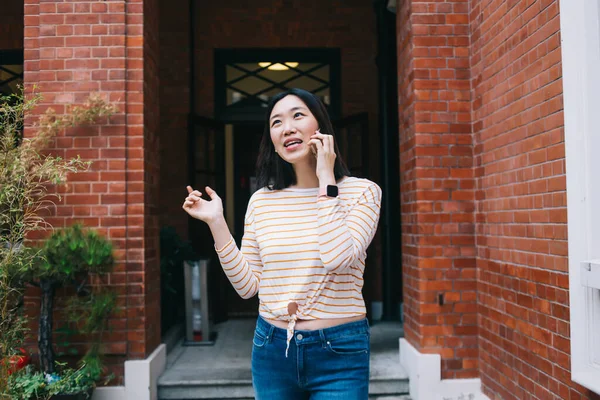 Glad Asiatisk Dam Casual Outfit Tittar Bort Och Gester Samtidigt — Stockfoto