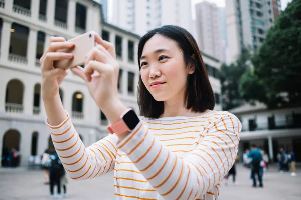 Länge Hyrt Lugn Asiatisk Kvinna Orange Randig Skjorta Med Lång — Stockfoto