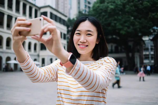 Leende Ung Kvinna Med Svart Kort Hår Står Gatan Staden — Stockfoto