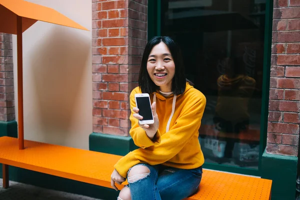 Ung Glad Asiatisk Kvinna Bär Ljusa Gula Luvtröja Sitter Med — Stockfoto