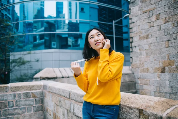 Tänker Elegant Asiatisk Kvinna Casual Kläder Talar Smartphone När Står — Stockfoto