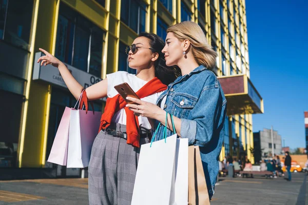 Von Unten Aufmerksame Junge Elegante Frauen Die Beim Gemeinsamen Einkaufen — Stockfoto