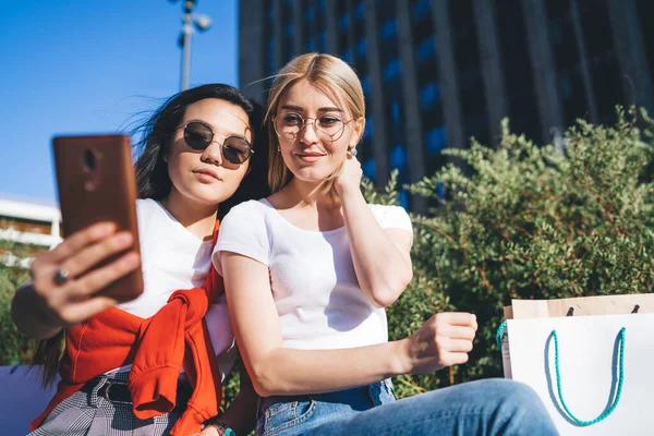 Ung Kvinna Solglasögon Tar Selfie Mobiltelefon Med Sensuell Dam Vidrör — Stockfoto