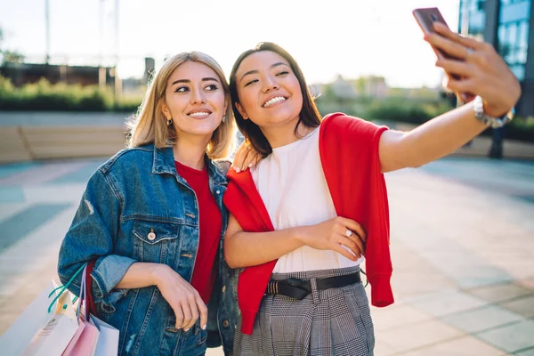 Boldog Fiatal Változatos Bájos Nők Alkalmi Ruhák Szórakozás Selfie Okostelefon — Stock Fotó