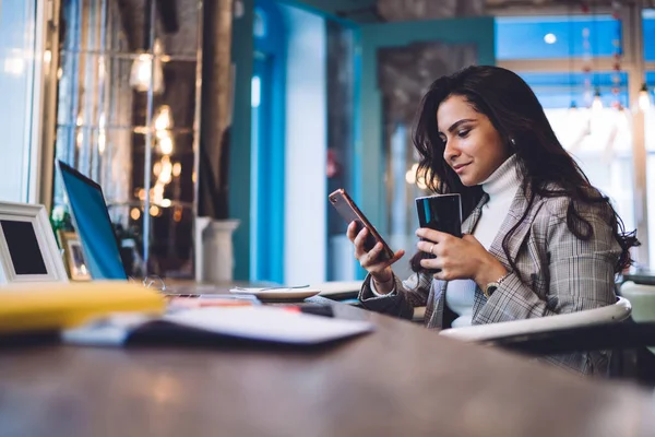 Adolescente Caucasienne Dans Des Vêtements Décontractés Tenant Tasse Avec Café — Photo