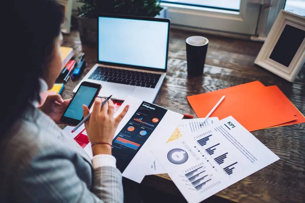 Geschoolde Vrouwelijke Student Leren Financiële Geletterdheid Van Analytische Documenten Voor — Stockfoto