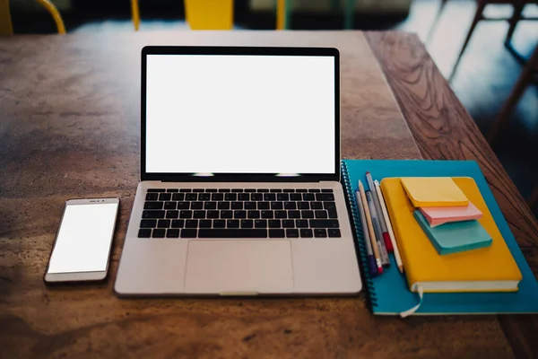 Výše Dřevěného Čistého Stolu Otevřeným Notebookem Modrý Notebook Barevné Pera — Stock fotografie