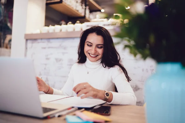 Wesoła Kobieta Śmiejąca Się Czasie Nauki Przestrzeni Coworking Szczęśliwy Biały — Zdjęcie stockowe
